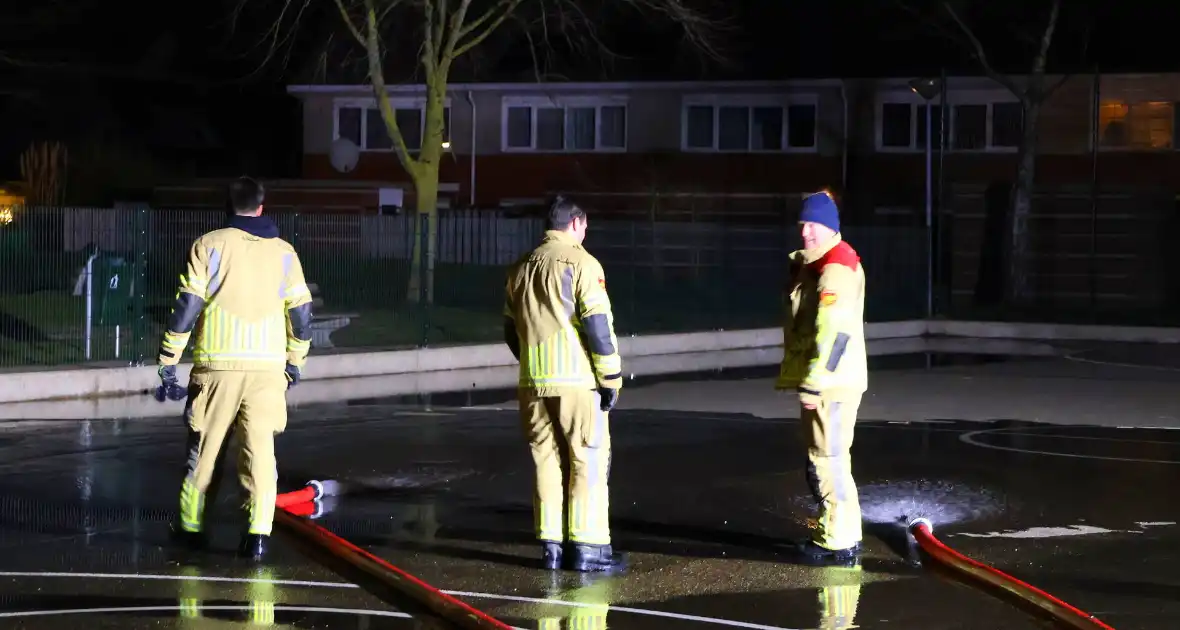 Brandweer laat basketbalveld onderlopen wegens verwachtte vorst - Foto 1