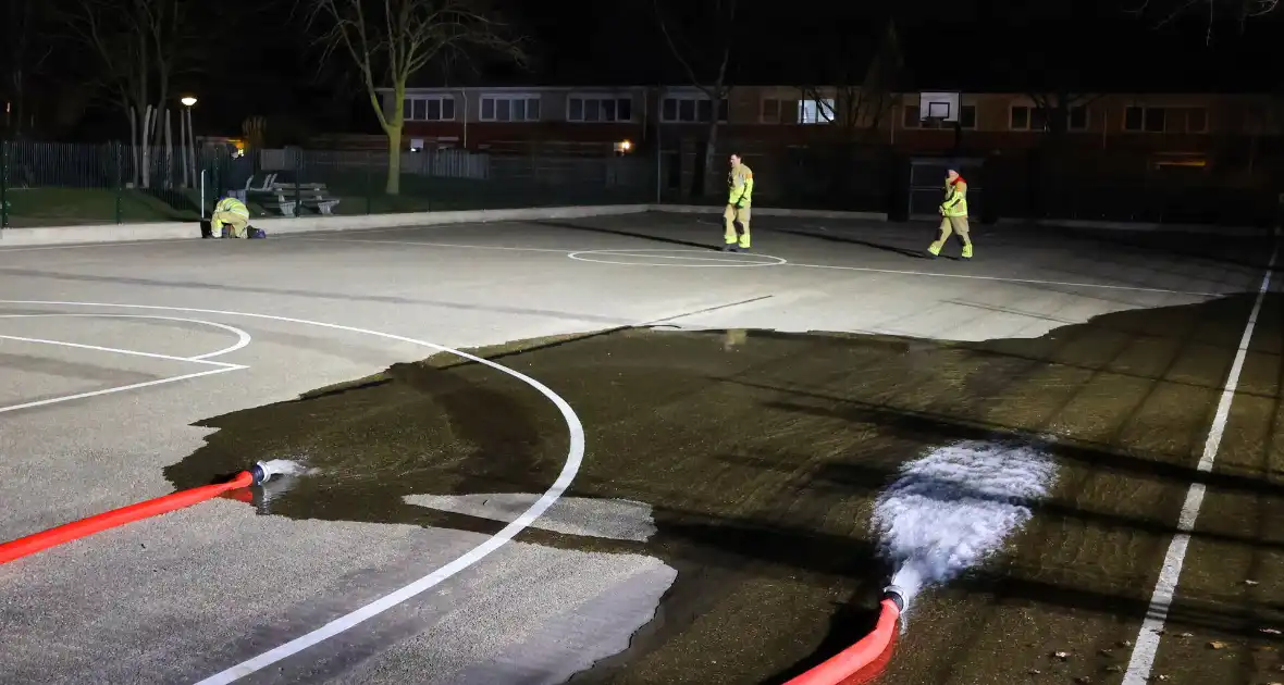 Brandweer laat basketbalveld onderlopen wegens verwachtte vorst - Foto 10