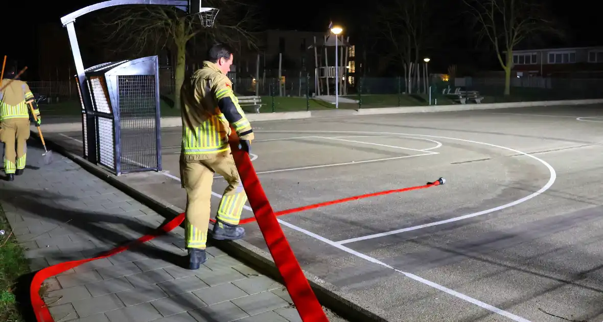 Brandweer laat basketbalveld onderlopen wegens verwachtte vorst - Foto 2