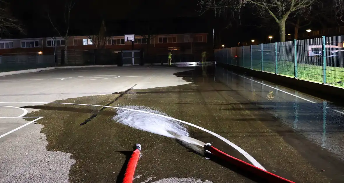 Brandweer laat basketbalveld onderlopen wegens verwachtte vorst - Foto 5