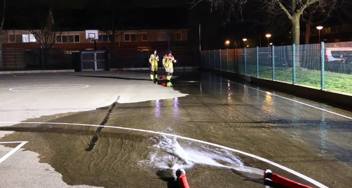Brandweer laat basketbalveld onderlopen wegens verwachtte vorst - Foto 6