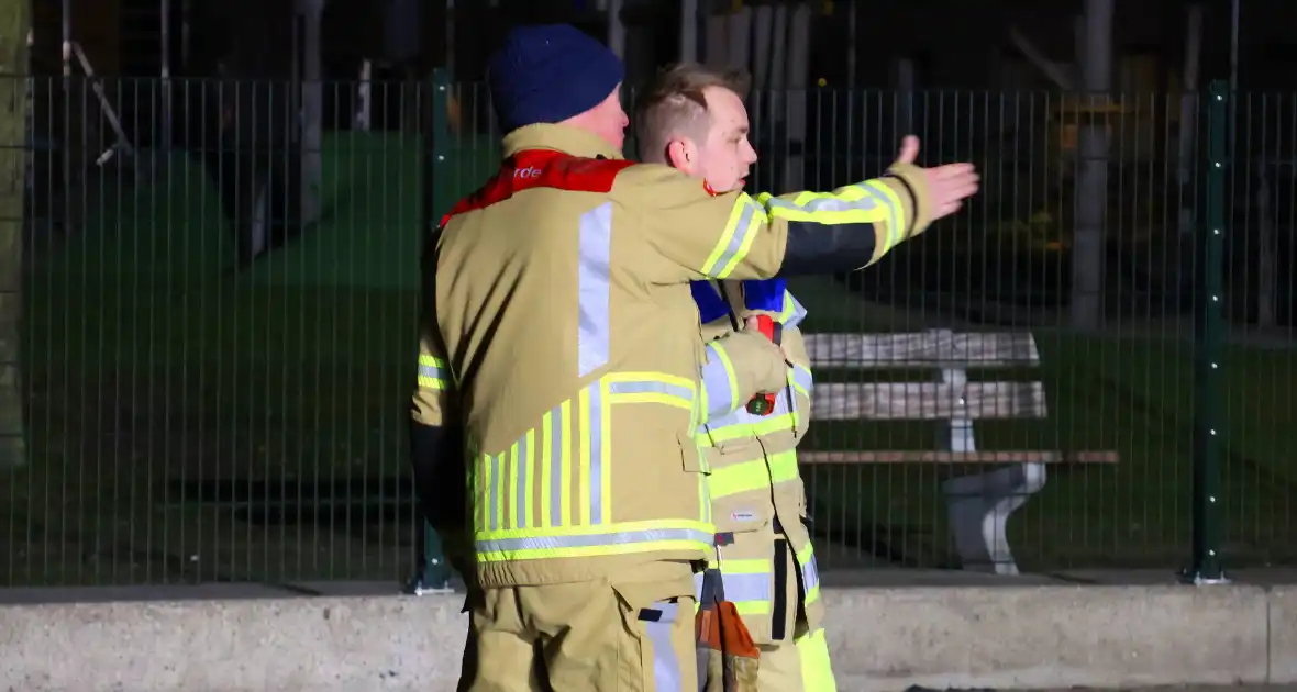 Brandweer laat basketbalveld onderlopen wegens verwachtte vorst - Foto 7