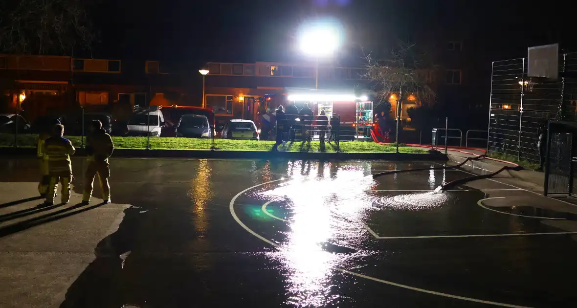 Brandweer laat basketbalveld onderlopen wegens verwachtte vorst - Foto 9