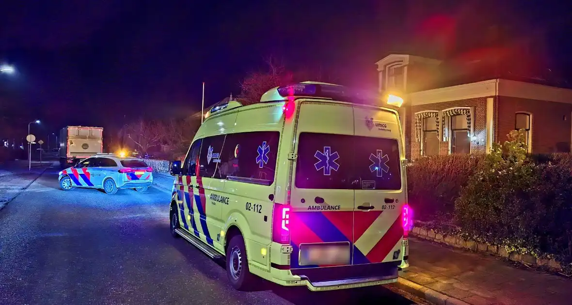 Taxi belandt in heg na botsing met vrachtwagen