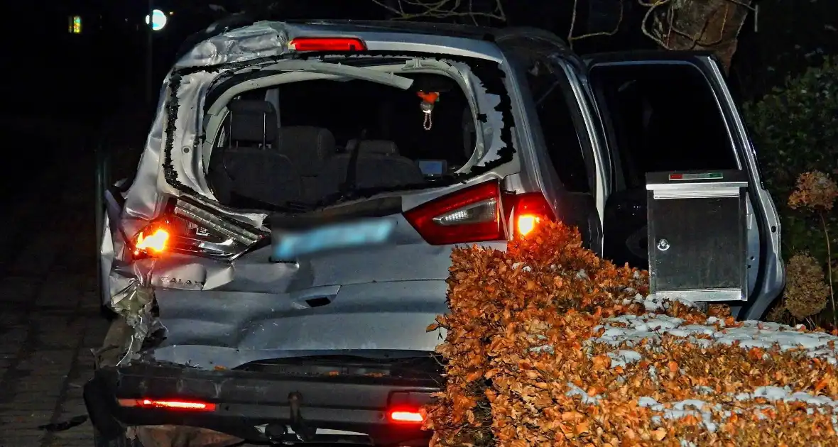 Taxi belandt in heg na botsing met vrachtwagen - Foto 10