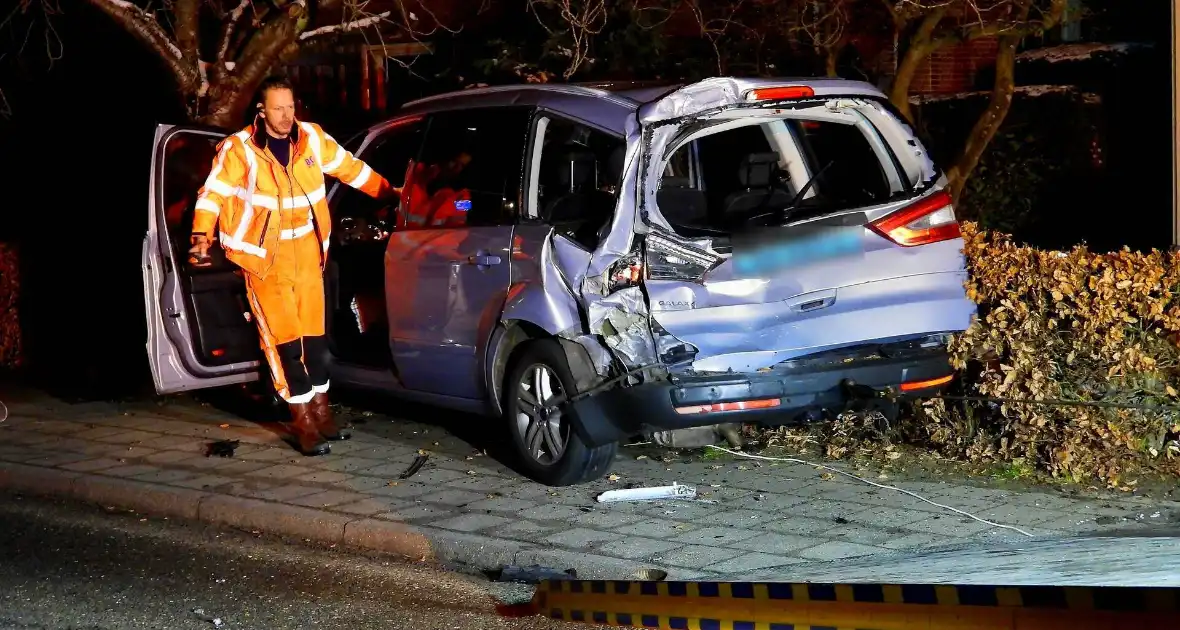 Taxi belandt in heg na botsing met vrachtwagen - Foto 11