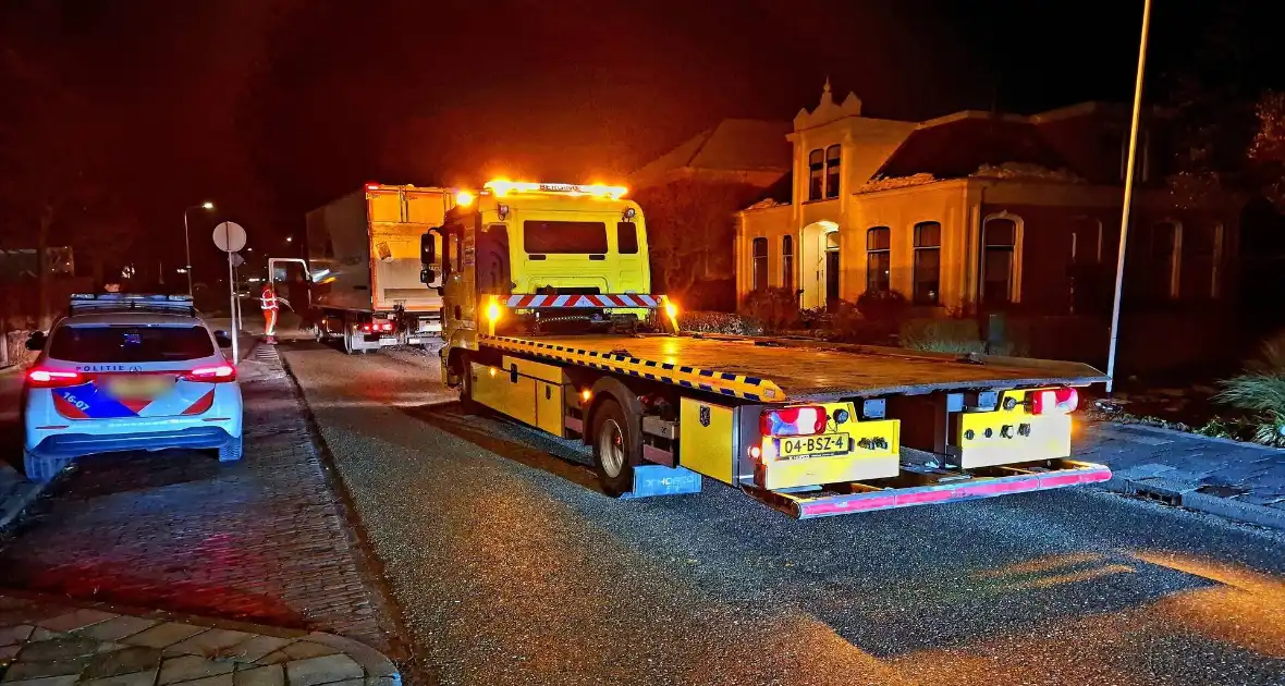 Taxi belandt in heg na botsing met vrachtwagen - Foto 12