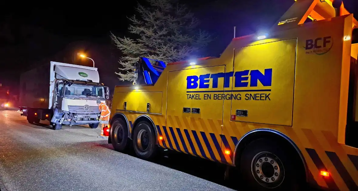 Taxi belandt in heg na botsing met vrachtwagen - Foto 13