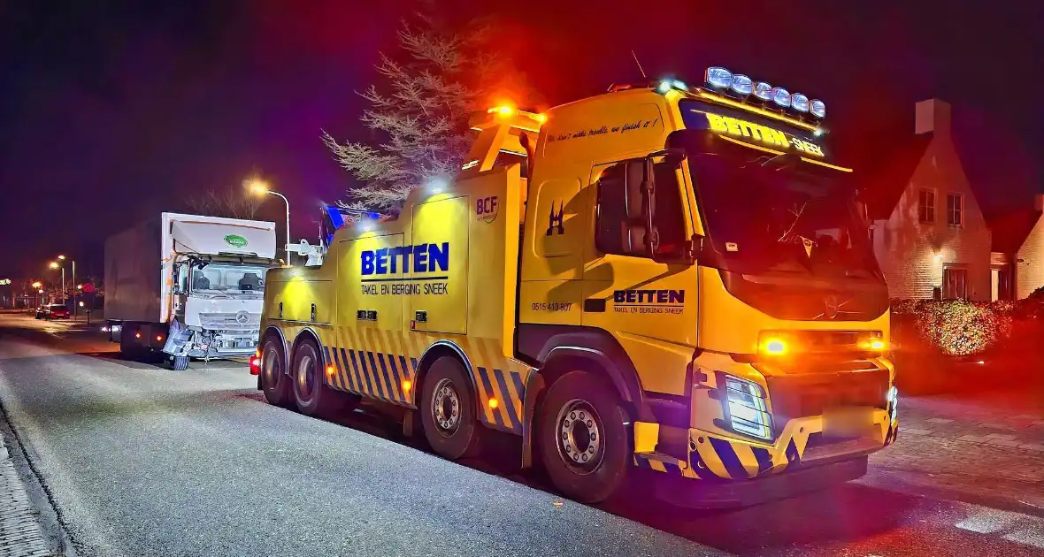 Taxi belandt in heg na botsing met vrachtwagen - Foto 14