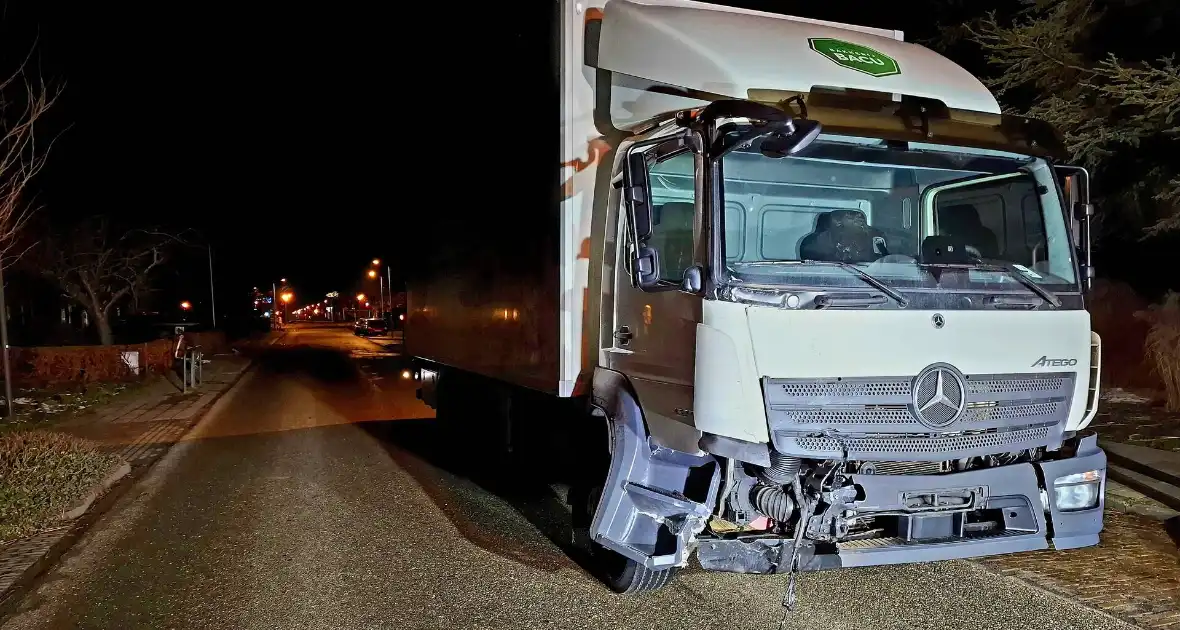 Taxi belandt in heg na botsing met vrachtwagen - Foto 15