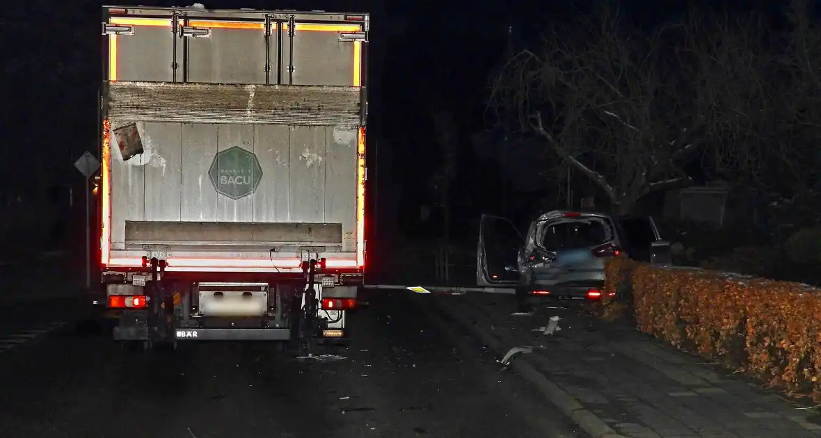 Taxi belandt in heg na botsing met vrachtwagen - Foto 3