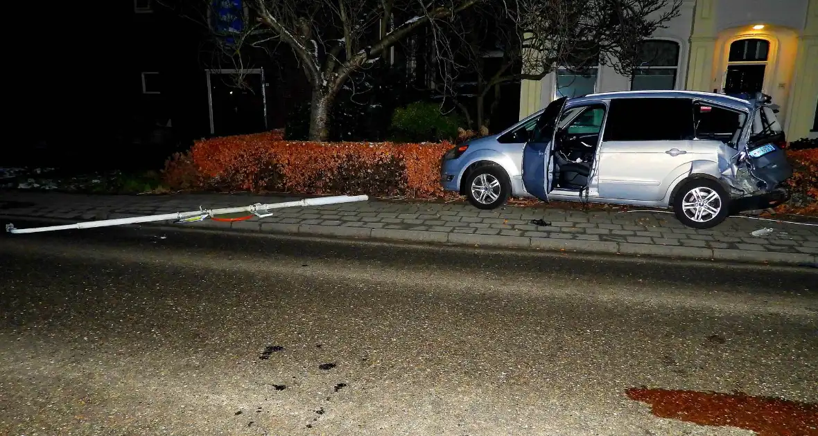 Taxi belandt in heg na botsing met vrachtwagen - Foto 4
