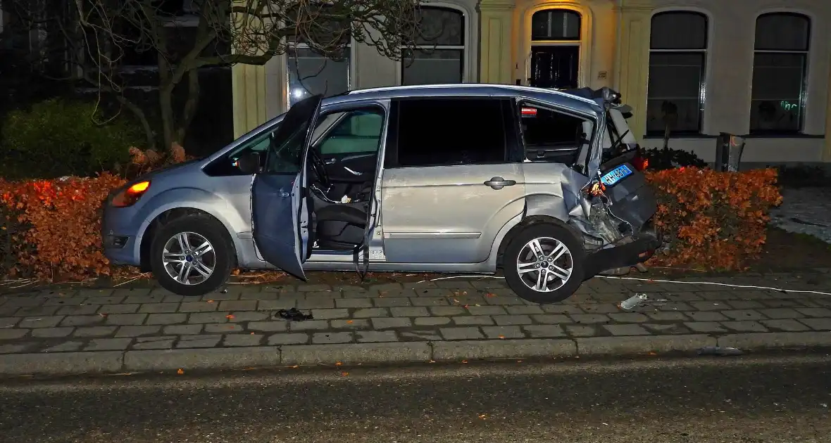 Taxi belandt in heg na botsing met vrachtwagen - Foto 5