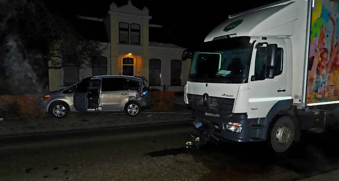 Taxi belandt in heg na botsing met vrachtwagen - Foto 6