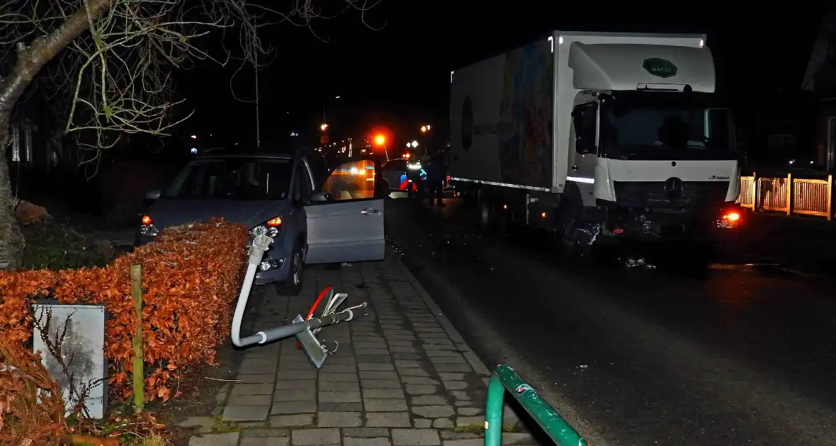 Taxi belandt in heg na botsing met vrachtwagen - Foto 7