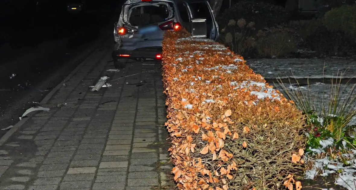 Taxi belandt in heg na botsing met vrachtwagen - Foto 8