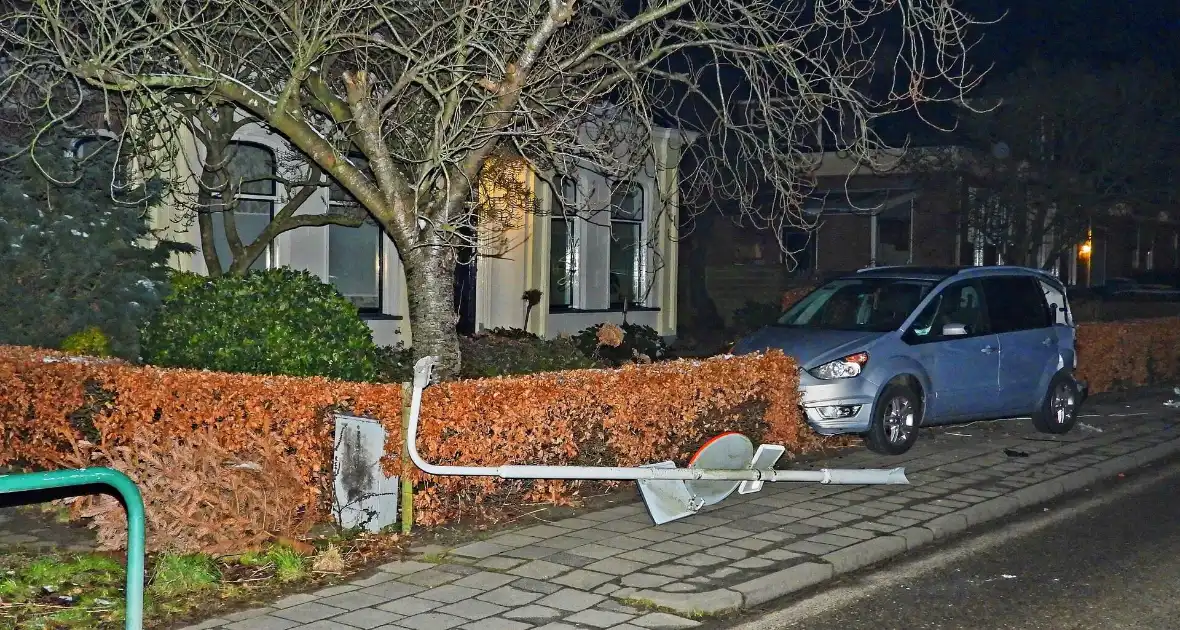 Taxi belandt in heg na botsing met vrachtwagen - Foto 9