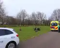 Jongedame zonder rijbewijs komt ten val met scooter