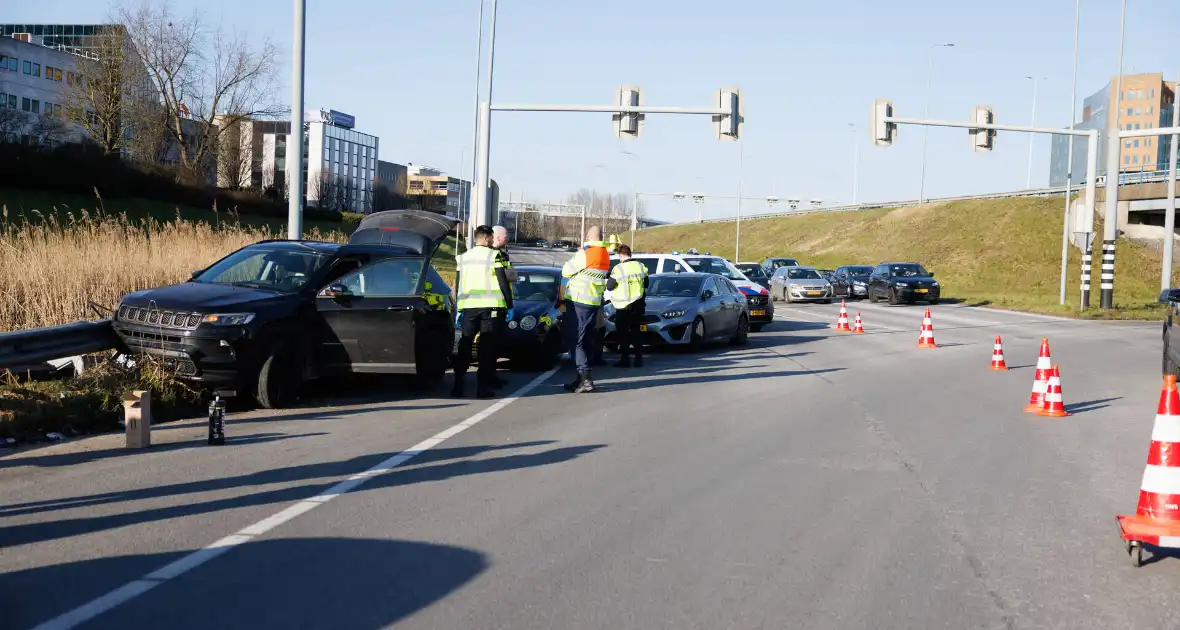 Automobilist klapt op vangrail