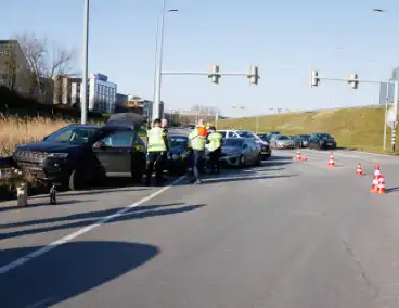 Automobilist klapt op vangrail