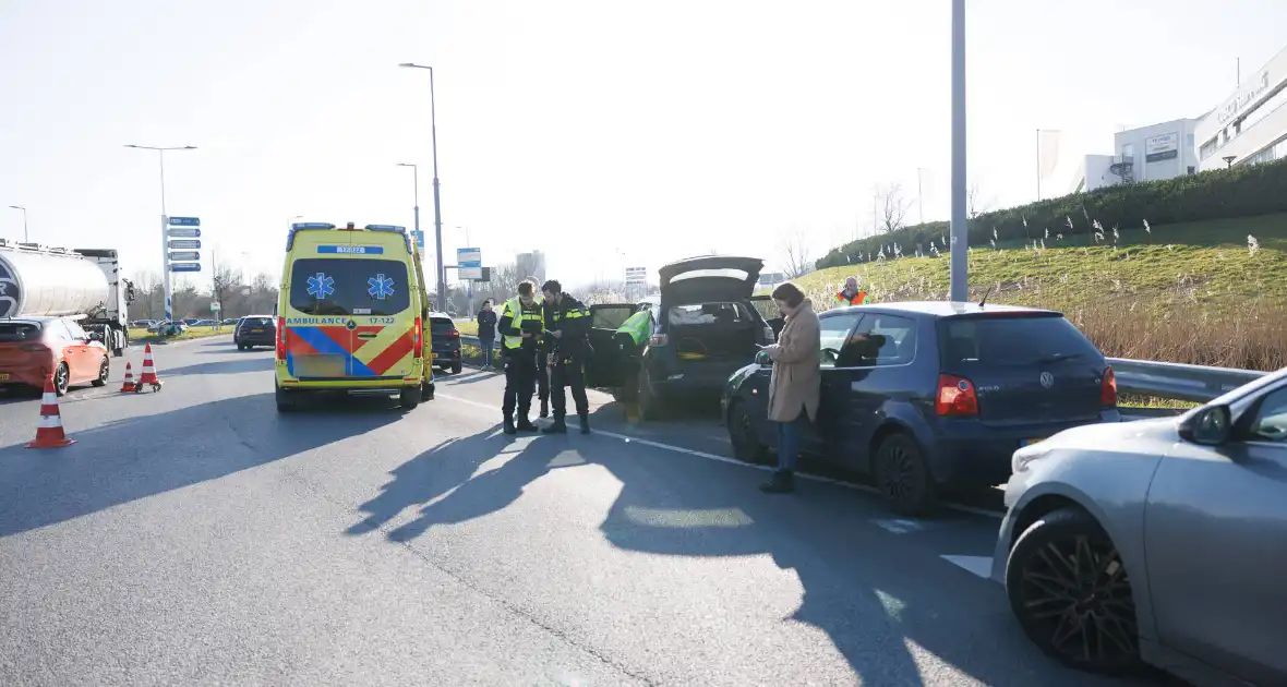 Automobilist klapt op vangrail - Foto 1