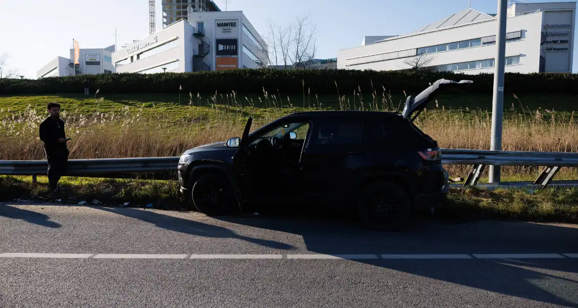 Automobilist klapt op vangrail - Foto 4