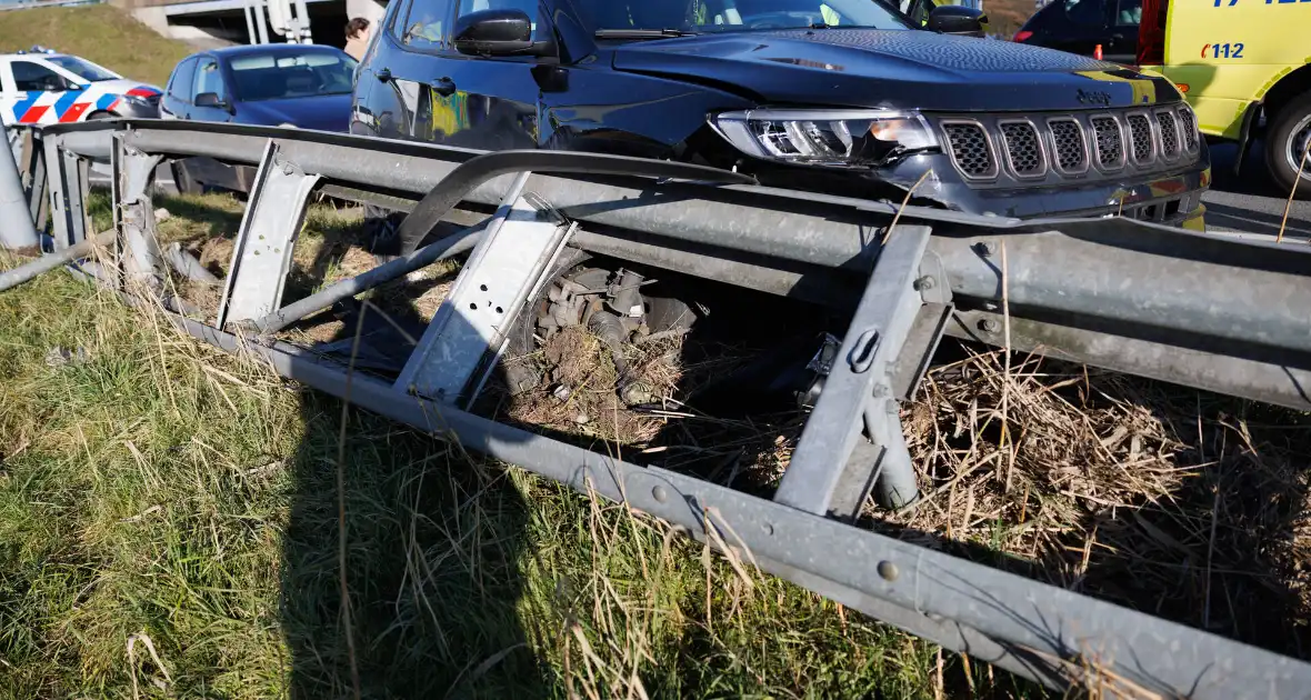 Automobilist klapt op vangrail - Foto 7