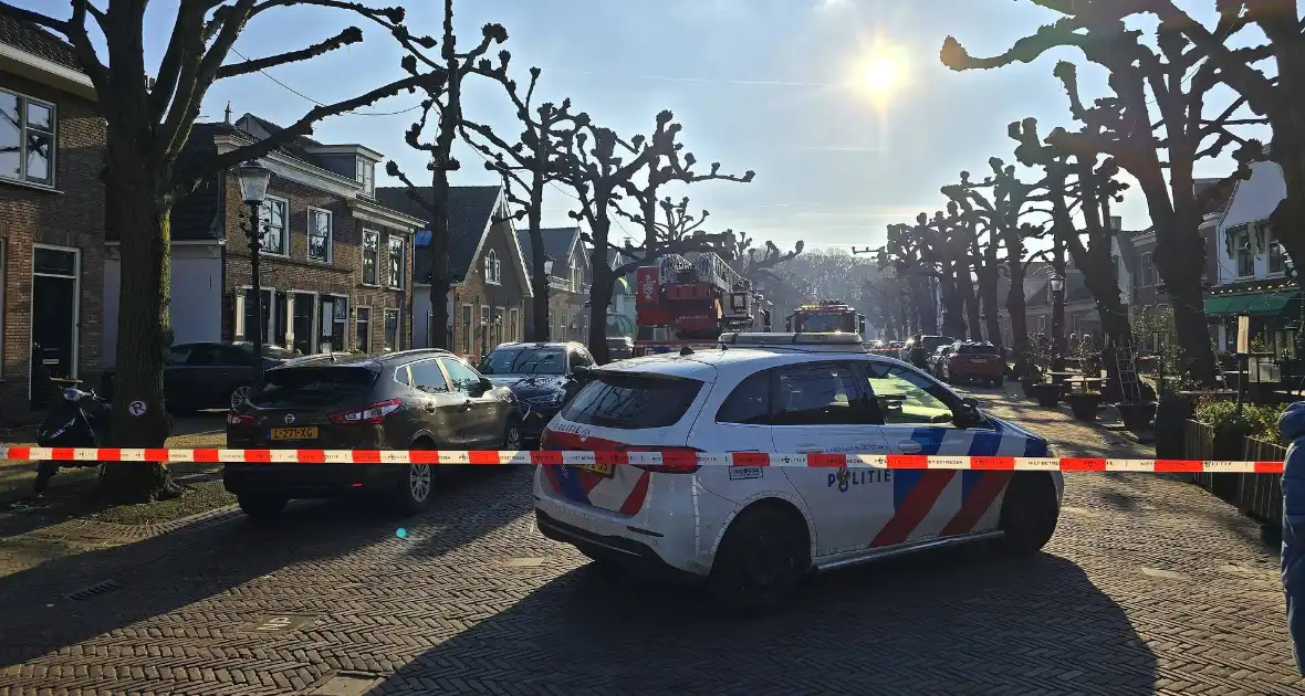 Straat afgezet door brand in schuur
