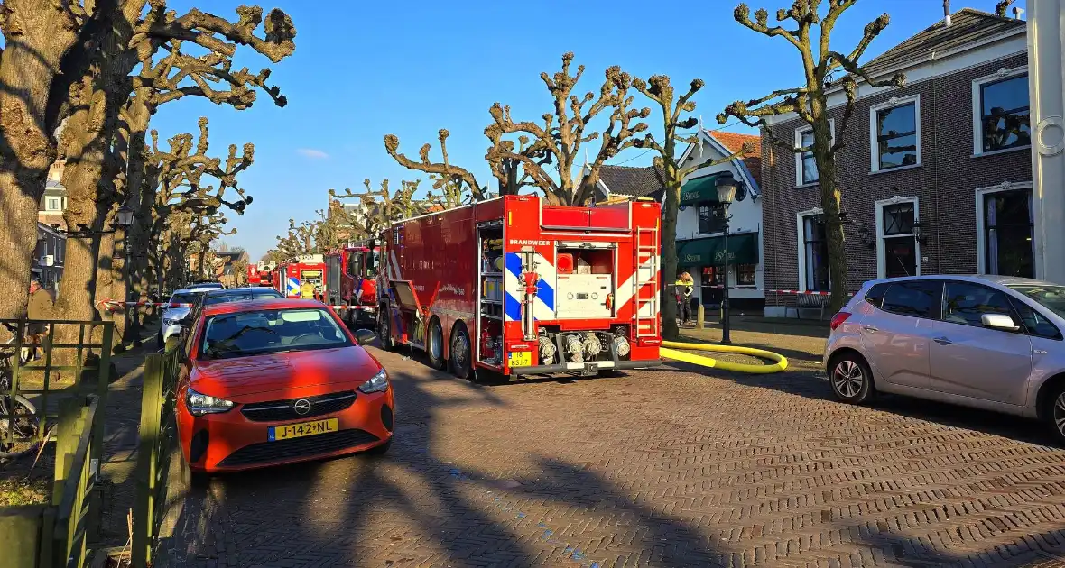Straat afgezet door brand in schuur - Foto 1