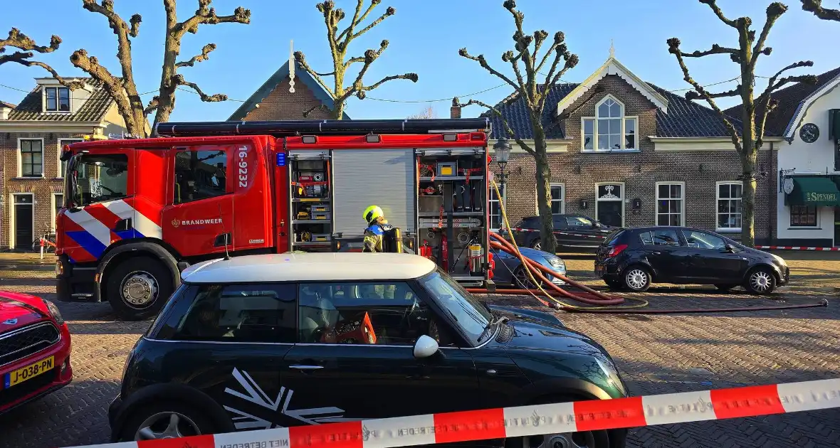 Straat afgezet door brand in schuur - Foto 4