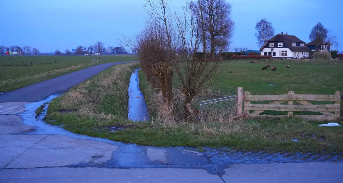 Mogelijk gladde weg in vooruitzicht door gesprongen waterleiding