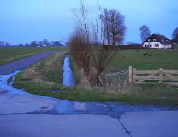 Mogelijk gladde weg in vooruitzicht door gesprongen waterleiding