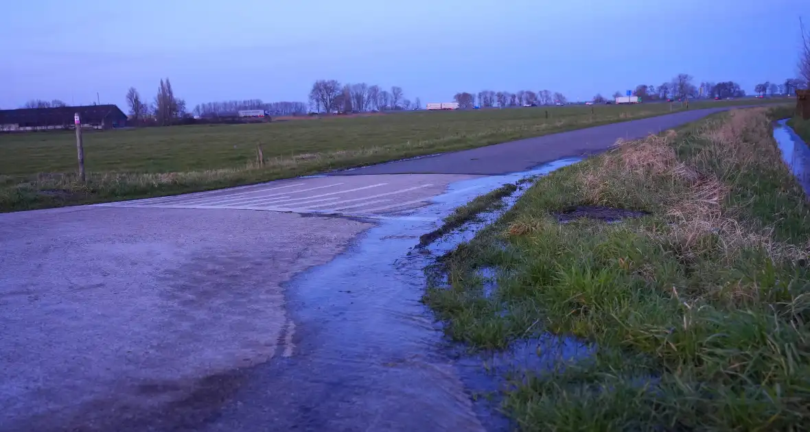 Mogelijk gladde weg in vooruitzicht door gesprongen waterleiding - Foto 2