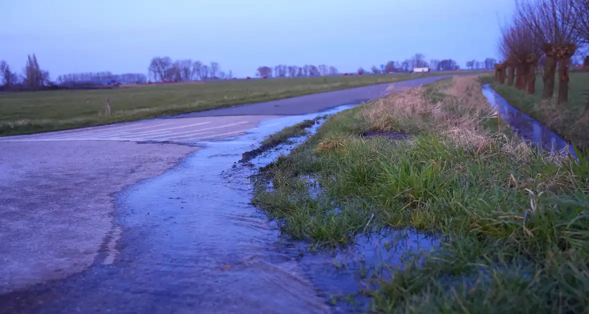 Mogelijk gladde weg in vooruitzicht door gesprongen waterleiding - Foto 3