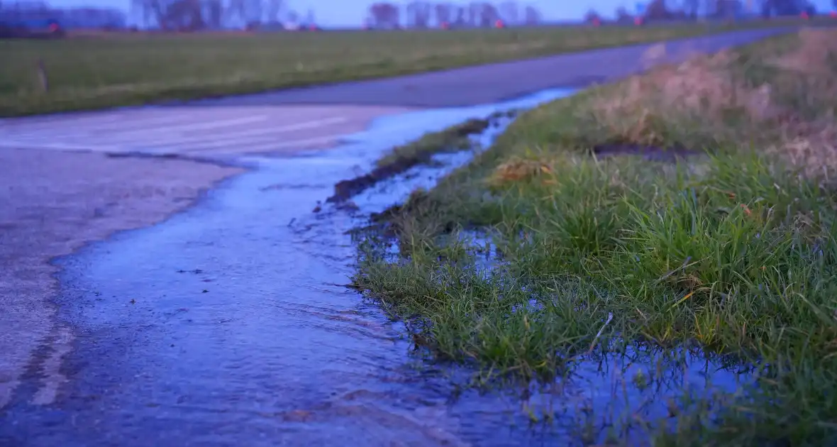 Mogelijk gladde weg in vooruitzicht door gesprongen waterleiding - Foto 4