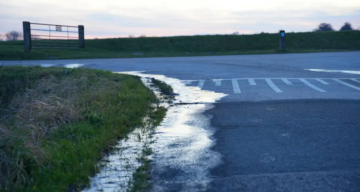 Mogelijk gladde weg in vooruitzicht door gesprongen waterleiding - Foto 6