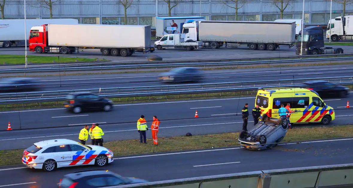Auto komt op de kop tot stilstand na aanrijding