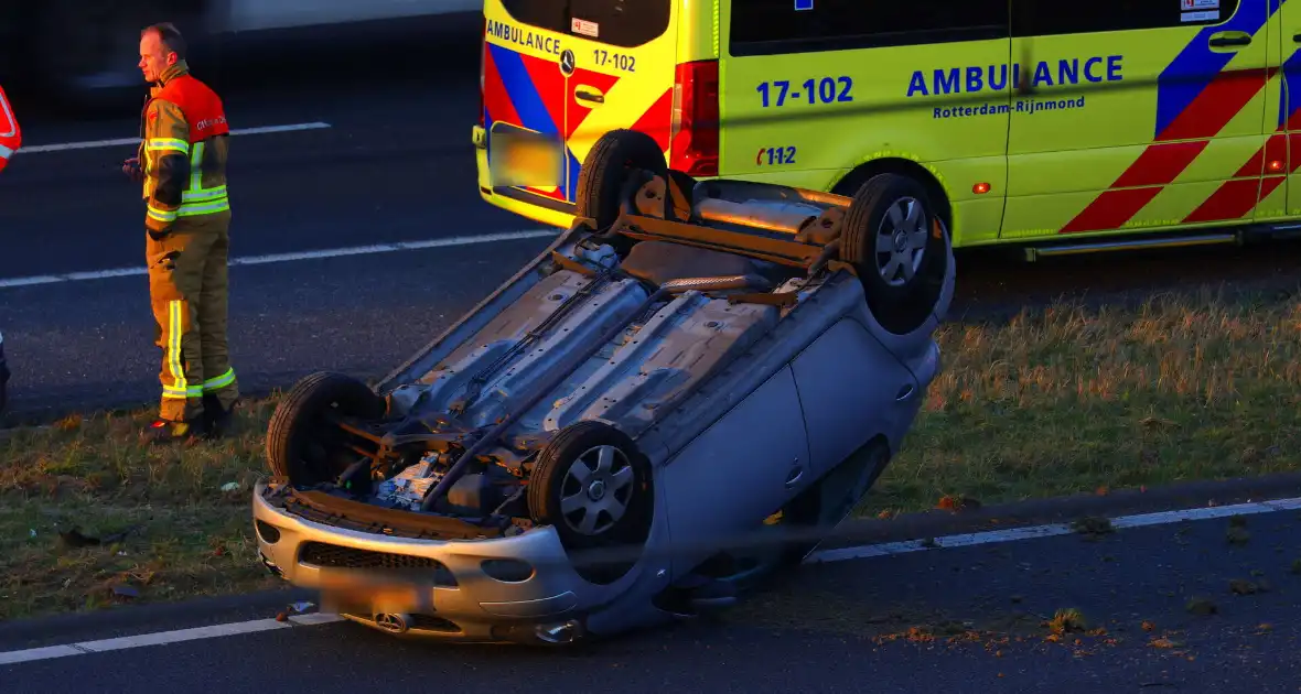 Auto komt op de kop tot stilstand na aanrijding - Foto 1