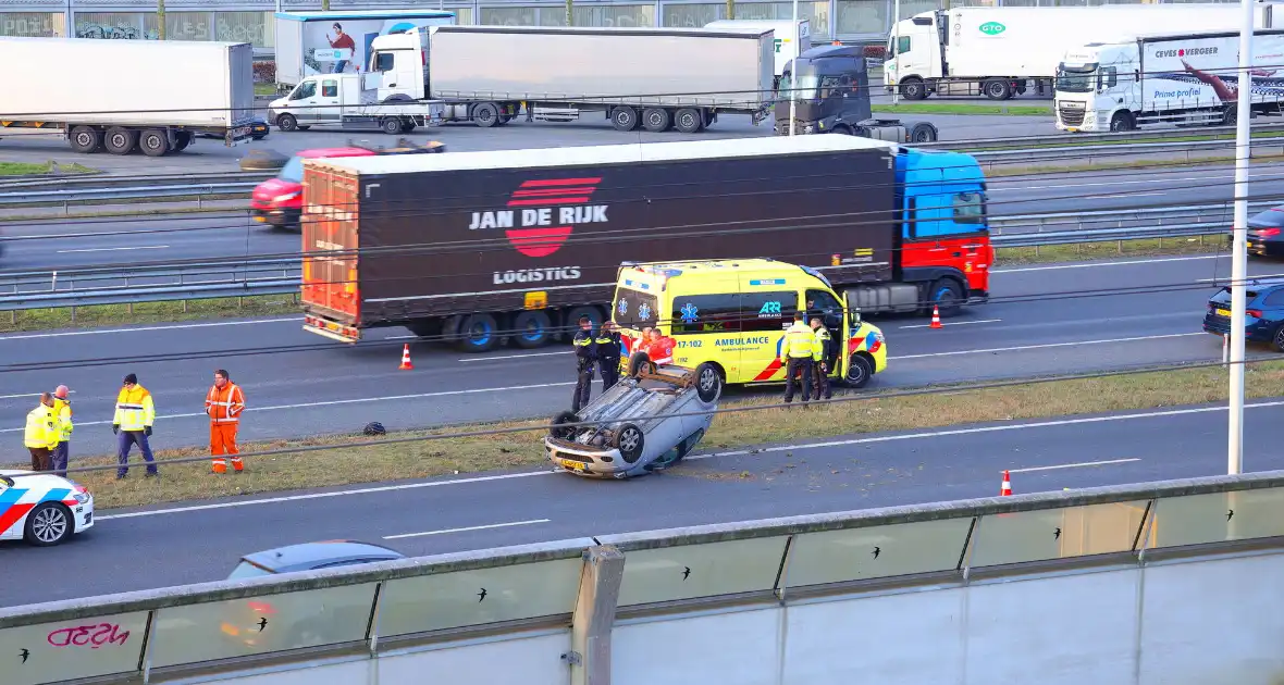 Auto komt op de kop tot stilstand na aanrijding - Foto 2
