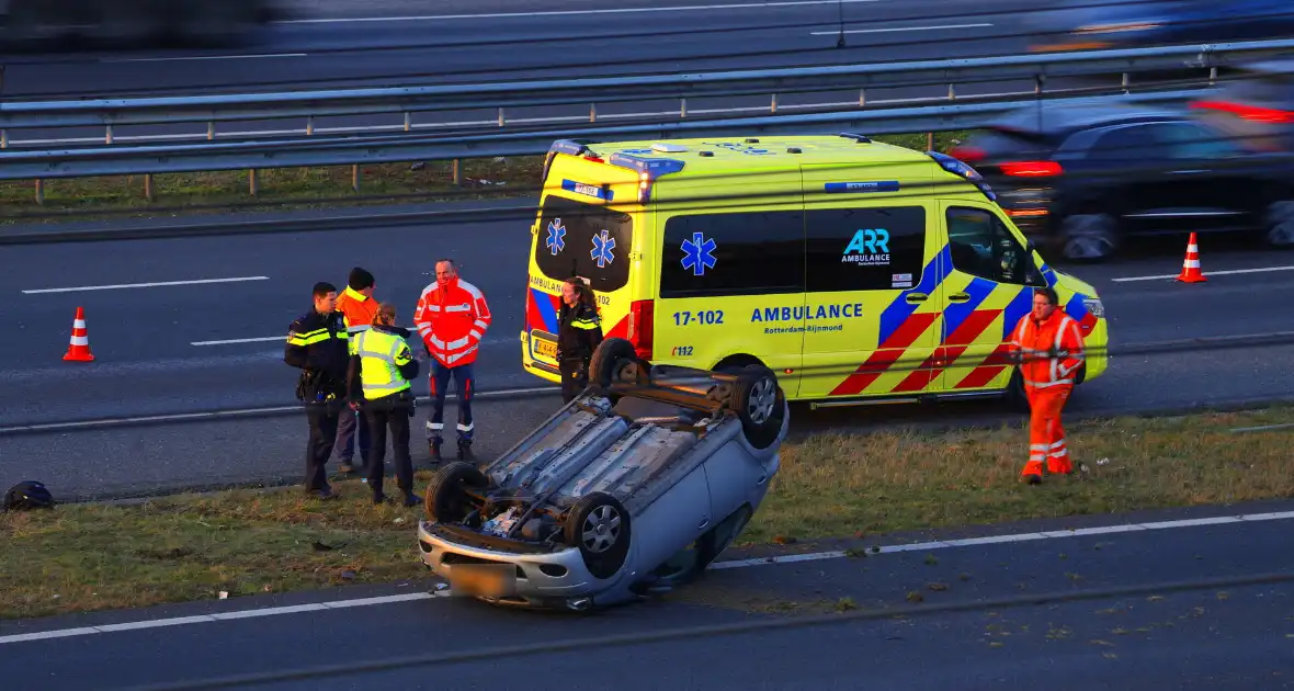Auto komt op de kop tot stilstand na aanrijding - Foto 3
