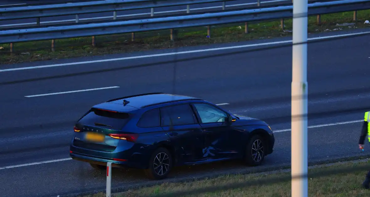 Auto komt op de kop tot stilstand na aanrijding - Foto 4