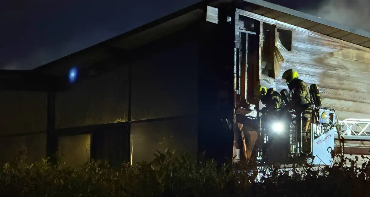 Veel schade door brand in bedrijfspand - Foto 1