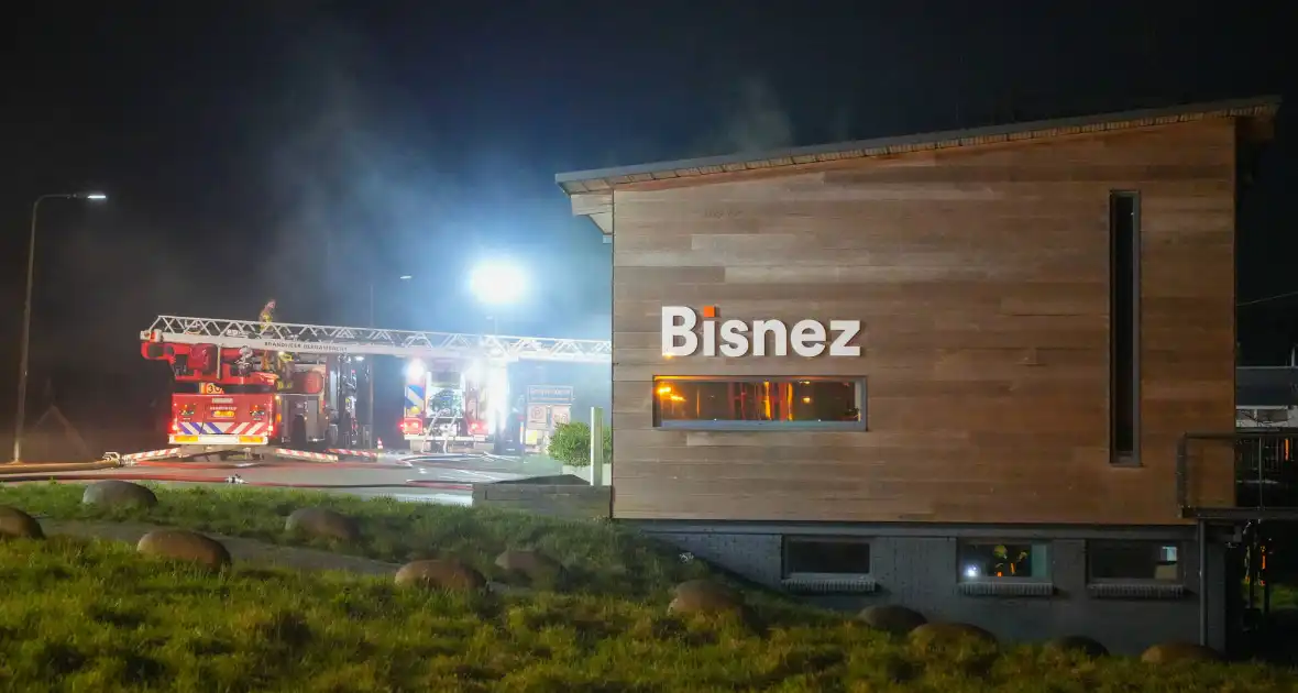 Veel schade door brand in bedrijfspand - Foto 4