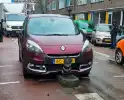 Auto klapt op verkeerspaal bij wegversmalling