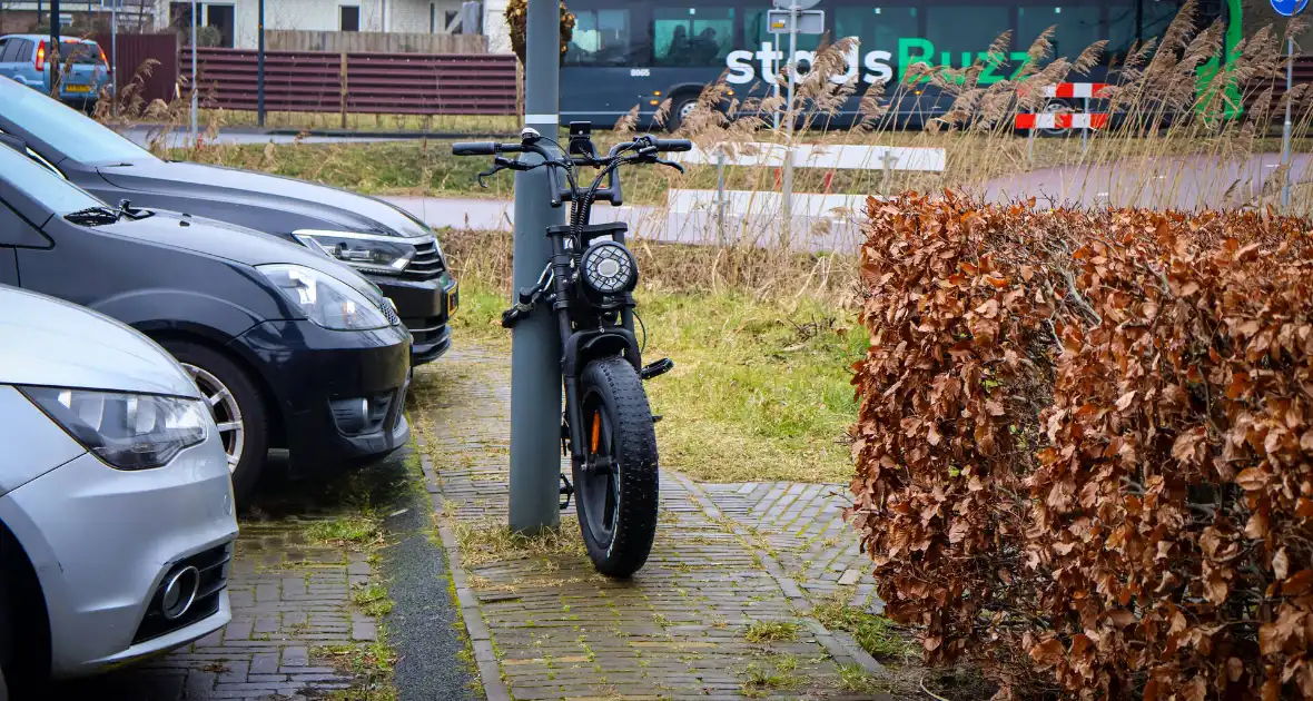 Automobilist ziet fatbiker over het hoofd bij oversteekplaats - Foto 2