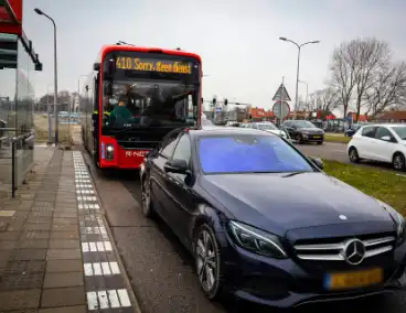 Lijnbus botst achterop personenauto