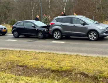 Schade bij kopstaart botsing tussen twee voertuigen