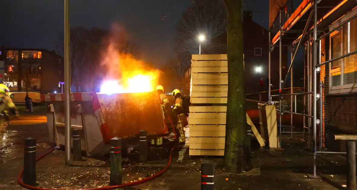 Afvalcontainer vliegt in brand