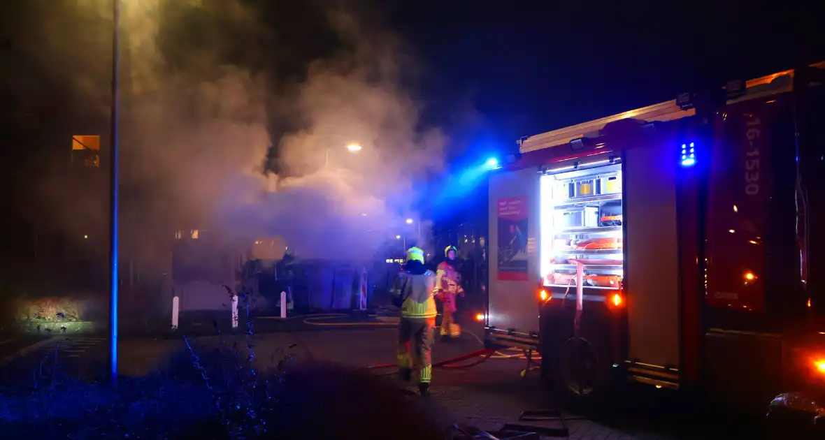 Afvalcontainer vliegt in brand - Foto 4