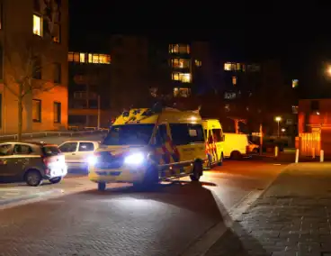 Zwaargewond persoon aangetroffen, politie doet onderzoek